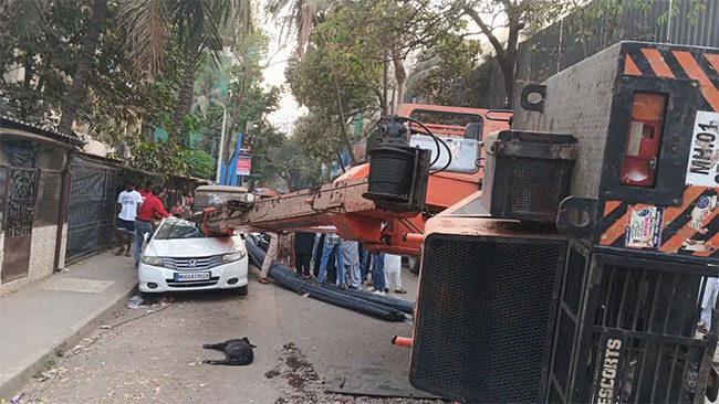 Chembur News : मोटारगाडीवर क्रेन कोसळली !