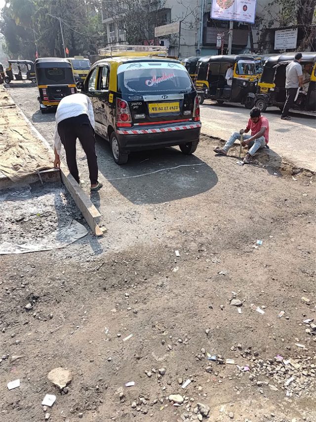 काँक्रिटीकरणाची कामे सुरू; रस्त्यावरच वाहने उभी