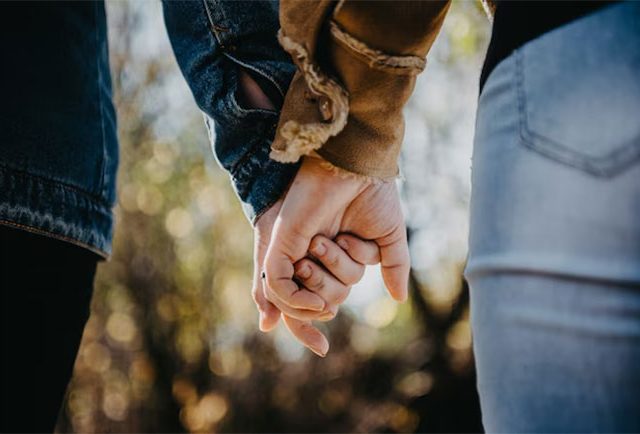 Out Of India Valentine Day Celebration : भारताबाहेर कसा साजरा केला जातो व्हॅलेंटाईन डे ? जाणून घ्या