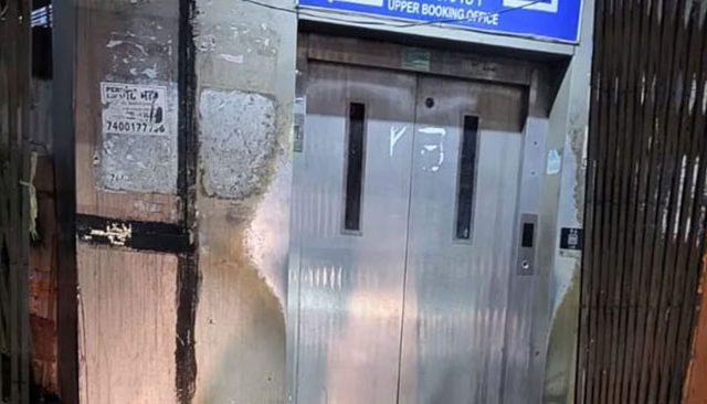 Dombivli Railway Station : डोंबिवली, पूर्व रेल्वे स्थानकातील लिफ्टचं बटणं बिघडल्याने प्रवाशांचे हाल