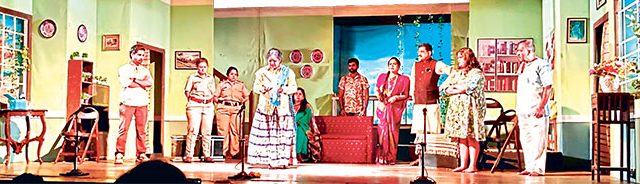 स्वतःचं हसं करून घेणारी नाटकं...