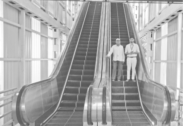 कर्जत रेल्वे फलाटावरील सरकते जिने सुरू