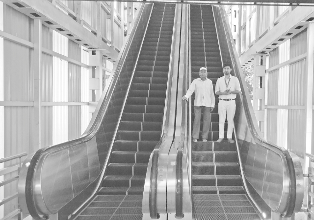 कर्जत रेल्वे फलाटावरील सरकते जिने सुरू