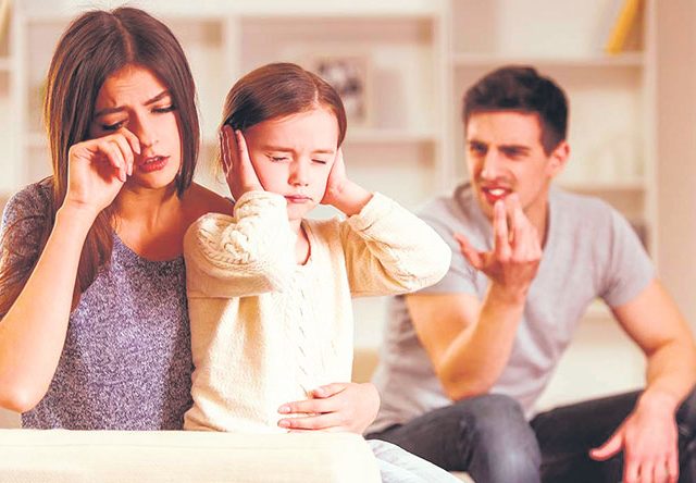 कुटुंबव्यवस्था ढासळल्यामुळे समाजव्यवस्था विस्कळीत