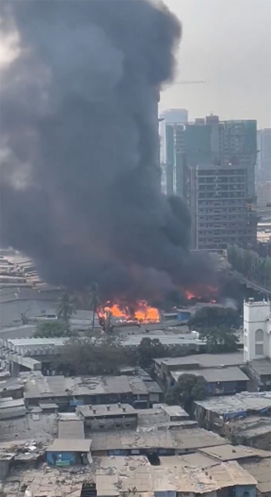 Mumbai Breaking News : मुंबईत अग्नितांडव! ओशिवरा येथील लाकडाच्या गोदामाला आग
