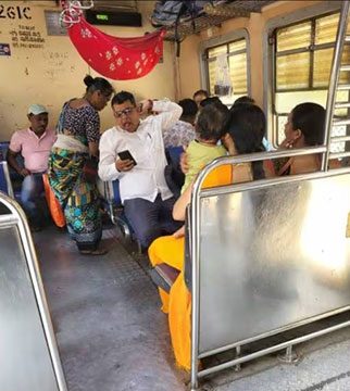 Kasara Local : बाळाच्या शांत झोपेसाठी कसारा लोकलमध्ये झोळी
