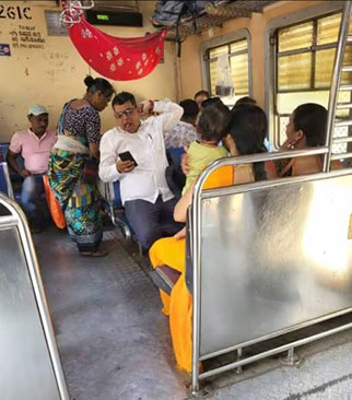 Kasara Local : बाळाच्या शांत झोपेसाठी कसारा लोकलमध्ये झोळी