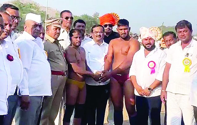 श्री विठोबा महाराज यात्रा महोत्सवात कुस्त्यांची दंगल