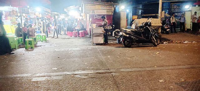 मुंबईतील खाऊगल्लीने पादचाऱ्यांचा अडवला रस्ता