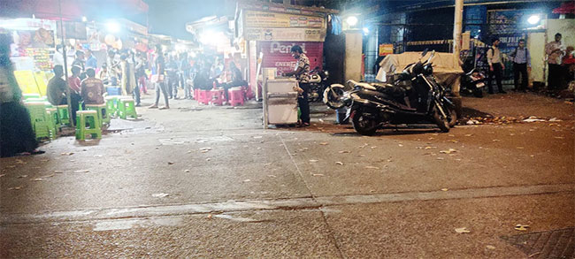 मुंबईतील खाऊगल्लीने पादचाऱ्यांचा अडवला रस्ता