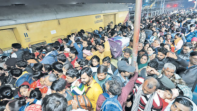 दिल्लीतील चेंगराचेंगरीचे बळी…