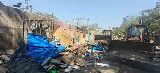 महालक्ष्मी येथील बोरीच्या मार्गावरील अतिक्रमणावर हातोडा