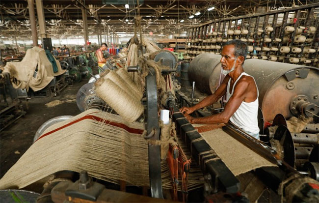 Mill Worker House Update : राज्य शासनाचे गिरणी कामगारांना मुंबईबाहेर पाठवण्याचे धोरण