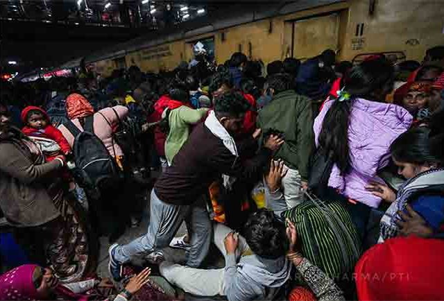 नवी दिल्ली रेल्वे स्थानकात चेंगराचेंगरी, १८ जणांचा मृत्यू