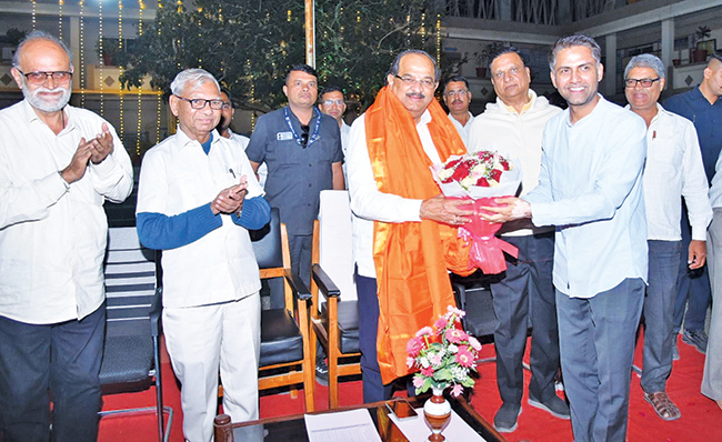 नगरपालिका हद्दीतील पाणीप्रश्नांबाबत निधी उपलब्ध करू : जलसंपदा मंत्री राधाकृष्ण विखे