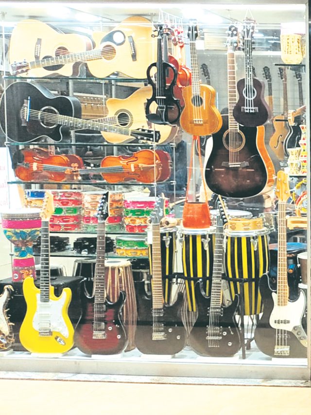 हरिभाऊ विश्वनाथ म्युझिकल्स : दिनेश दिवाणे