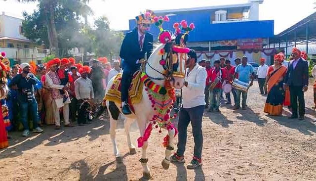 भाच्याच्या लग्नात भाडोत्री बायका नाचवणा-या मामाला पोलिसांचा दणका!