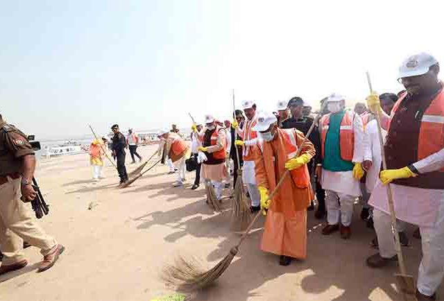 प्रयागराज : मुख्यमंत्र्यांनी केली घाटांची स्वच्छता