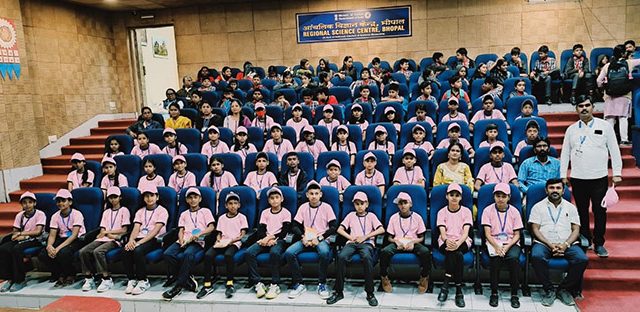जिल्हा परिषदेच्या विद्यार्थ्यांची राज्याबाहेर अविष्कार  भरारी