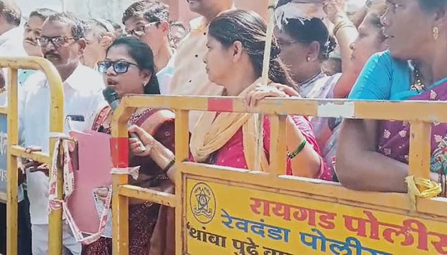 Protest : पाण्यासाठी डावली रांजणखार ग्रामस्थांचा जिल्हाधिकारी कार्यालयावर धडकला हंडामोर्चा