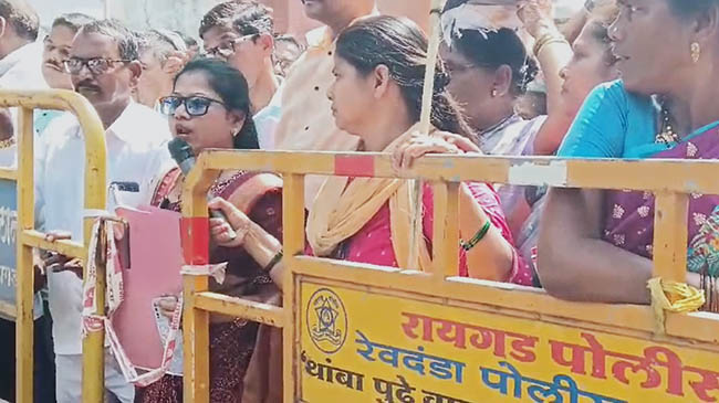 पाण्यासाठी डावली रांजणखार ग्रामस्थांचा जिल्हाधिकारी कार्यालयावर धडकला हंडामोर्चा
