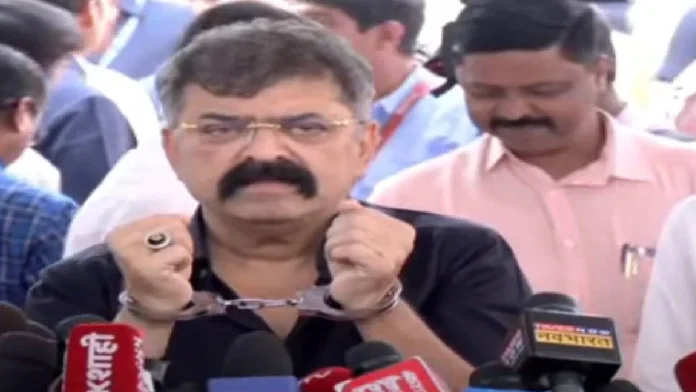 Jitendra Awhad : नकलाकार जितेंद्र आव्हाड यांचा स्टंटबाजी करणे हा स्थायीभाव