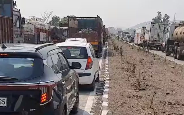 Mumbai Goa Highway : मुंबई गोवा महामार्गावर चाकरमान्यांचा खोळंबा, प्रचंड वाहतूककोंडी!