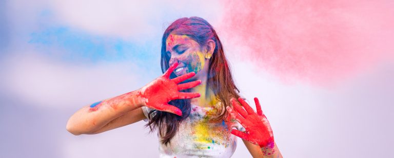 Holi : होळी रंगांनी खेळा, केसांचे नुकसान टाळा; केसांची निगा राखण्यासाठी महत्त्वाच्या टिप्स