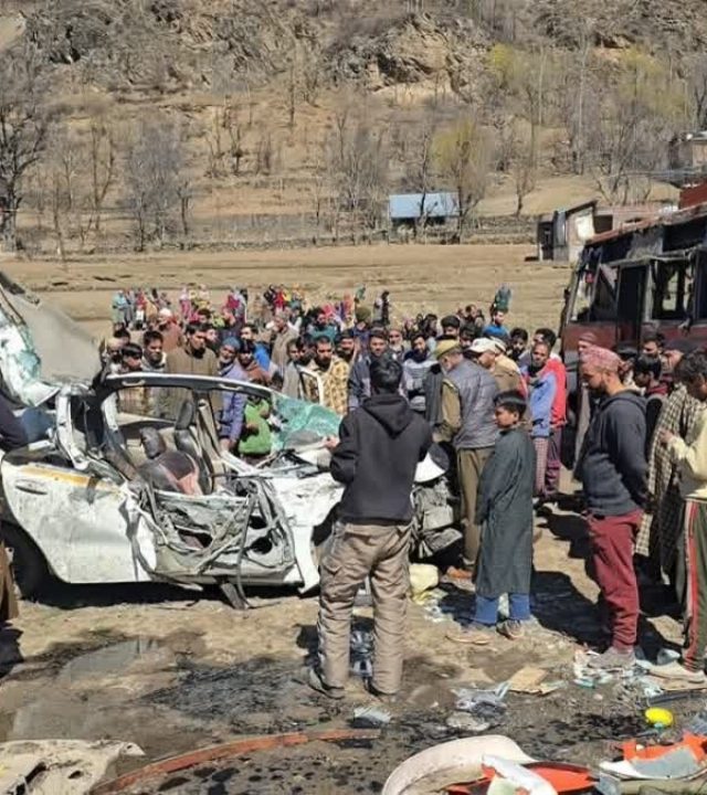 Accident News : काश्मीरमध्ये भीषण अपघात, महाराष्ट्रातील ३ पर्यटकांसह चौघांचा मृत्यू