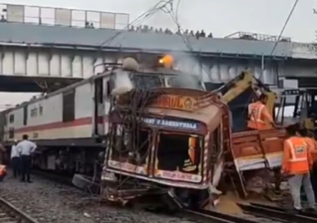 रेल्वेचे गेट तोडून ट्रक आला रुळांवर, भरधाव मुंबई-अमरावती एक्सप्रेसला धडकला