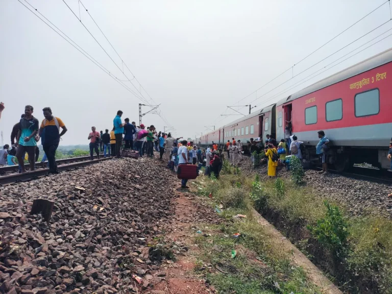Railway Accident : बंगळुरू – कामाख्या एक्सप्रेस घसरली, रुळावरुन ११ डबे उतरले