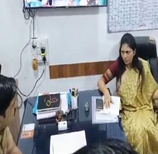 जळगावातील धक्कादायक घटना, राज्यमंत्री रक्षा खडसेंच्या मुलीची काढली छेड