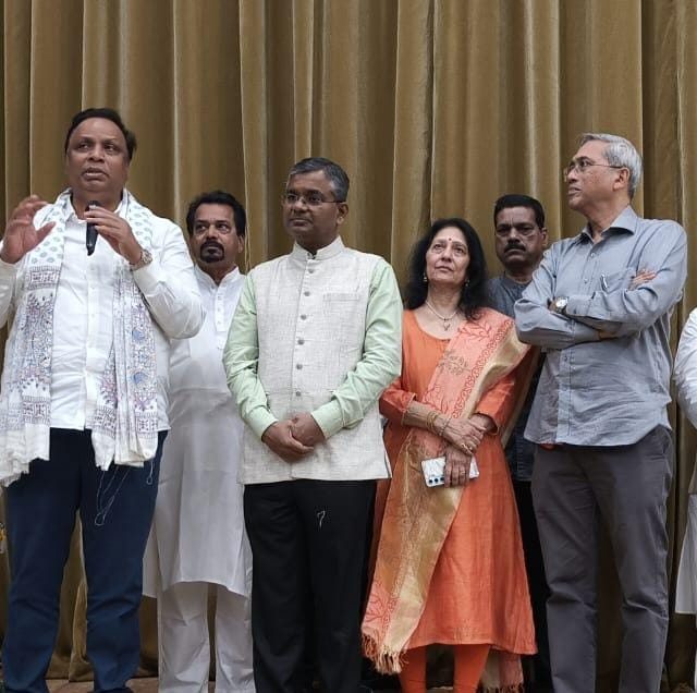 'मराठी नाट्यसृष्टीच्या उगमावर संशोधन करुन प्रबंध करावा'