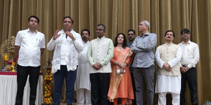 'मराठी नाट्यसृष्टीच्या उगमावर संशोधन करुन प्रबंध करावा'