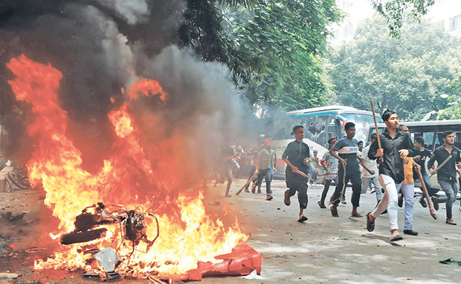 बांगलादेश अस्थिरतेच्या गर्तेत…
