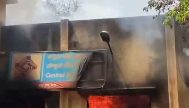 Amravati Central Bank Fire : अमरावतीमधील सेंट्रल बँकेच्‍या इमारतीला आग; लाखो रुपयांच्‍या नोटा जळून खाक!