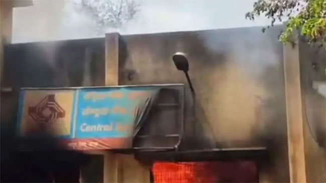 Amravati Central Bank Fire : अमरावतीमधील सेंट्रल बँकेच्‍या इमारतीला आग; लाखो रुपयांच्‍या नोटा जळून खाक!