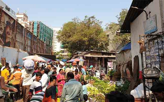 दादरमधील वाढत्या फेरीवाल्यांमुळे व्यापारी त्रस्त