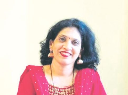 ‘ती’चा  क्षितिजापार प्रवास पण...