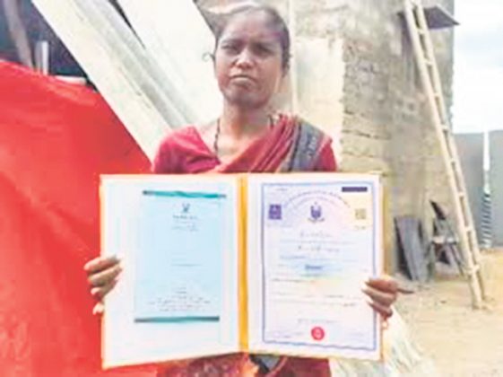 शेतमजुरी करत डॉक्टरेट मिळवणारी डॉ. साके भारती