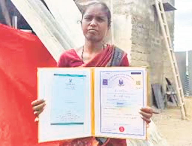 शेतमजुरी करत डॉक्टरेट मिळवणारी डॉ. साके भारती