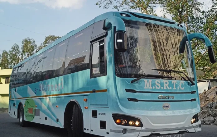 बस चालवत मोबाईलवर मॅच बघणाऱ्या चालकाला एसटीने केले बडतर्फ