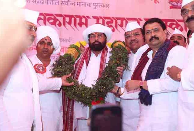 उपमुख्यमंत्री एकनाथ शिंदे यांचा जगद्गुरु संत श्री तुकाराम महाराज पुरस्काराने सन्मान