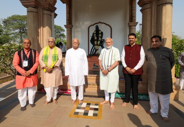 PM Modi in Nagpur : पंतप्रधान मोदी नागपुरात, हेडगेवारांना वाहिली आदरांजली