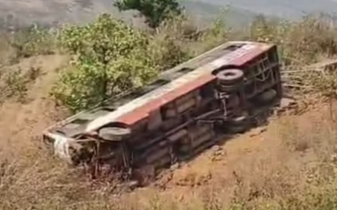 वरंधा घाटात एसटी बस कोसळली, १५ प्रवासी जखमी