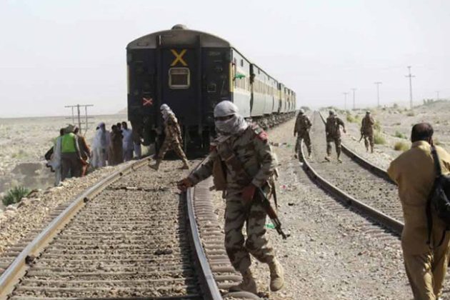 Pakistan Train Hijack : पाकिस्तानमध्ये दहशतवाद्यांनी चक्क रेल्वे केली 'हायजॅक'