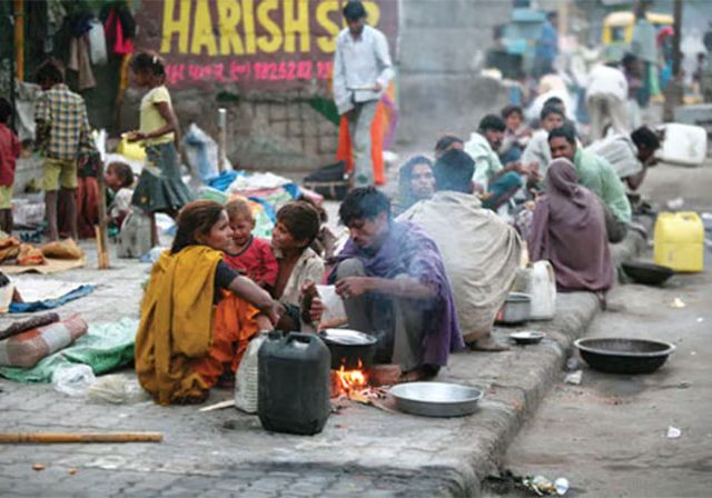 Street Family : रस्त्यावरचा थाटलेला संसार!