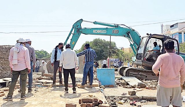 शिर्डीनजीकच्या चारी नंबर  ११ वरील अतिक्रमण हटवले