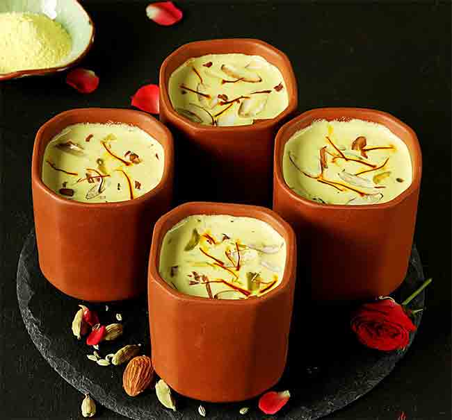 घरच्या घरी सहज बनवा बाजारसारखी थंडाई, फॉलो करा या ५ टिप्स