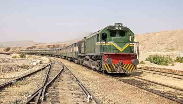 Pakistan Train Hijack: पाकिस्तानी सैन्याकडून १०४ ओलिसांची सुटका, BLA ने केला ३० जवान मारल्याचा दावा